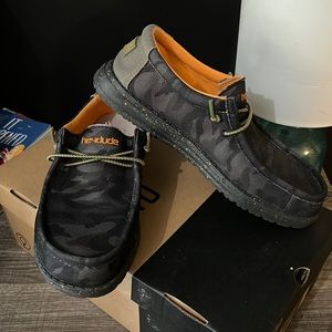 Youth Hey Dude dark Camo Wally print size Y6-7